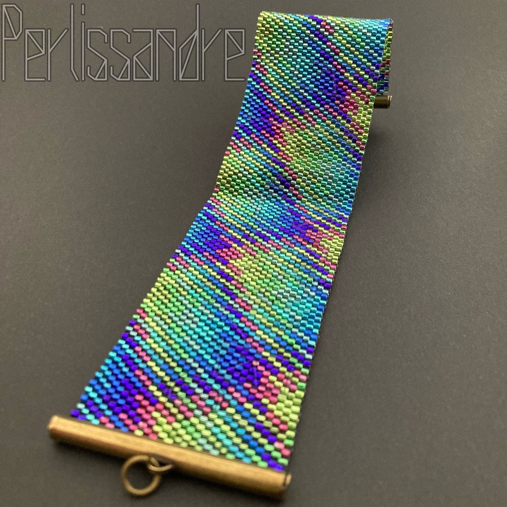 Multicolored beaded bracelet on a dark gray background with 'Perliissandre' branding.